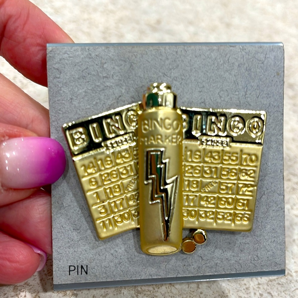 BNWT VINTAGE AJC COSTUME JEWELRY “BINGO CARDS & MARKER” GOLD TONE BROOCH